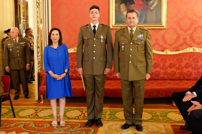 Defensa condecora al militar que colaboró en las labores contra el incendio de Tres Cantos y rescató a un ciudadano.