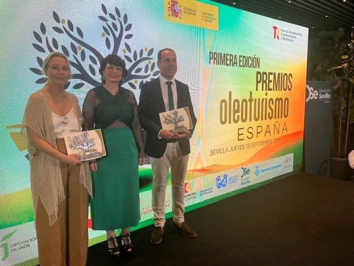 La diputada Inés Arco (c), junto a responsables de las dos iniciativas jiennenses premiadas.