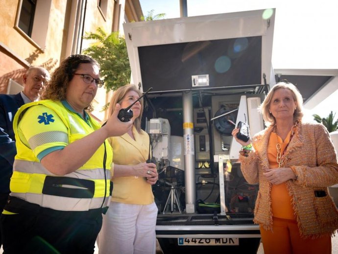 Demostración del funcionamiento de los nuevo equipos de la Red Tetra que se han entregado este viernes a los principales hospitales de Aragón.