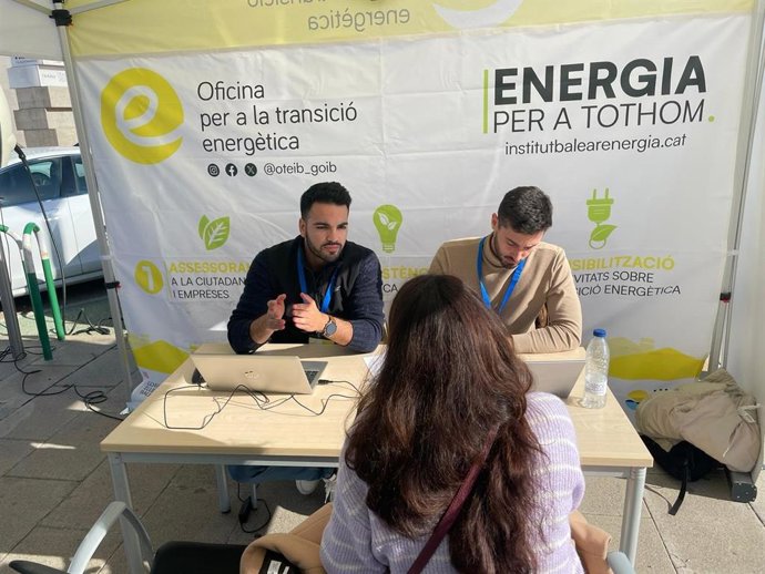 Puesto informativo de la Oficina para la Transición Energética de Baleares.