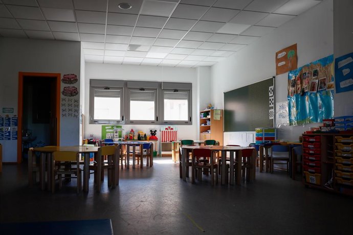 Archivo - Arxiu - Cadires i taules d'un aula a l'interior d'un col·legi