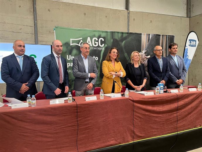 La consejera de Agricultura, Ganadería y Desarrollo Rural, María González Corral (centro), en la presentación del nuevo proyecto de la cooperativa LAR-Agrocantabria en Villarejo de Órbigo (León).
