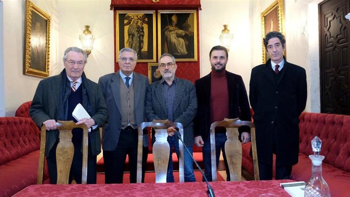 Archivo - Presentación de 'Suite irlandesa', con el escritor Antonio Rivero Taravillo en el centro de la foto. (Imagen de archivo).