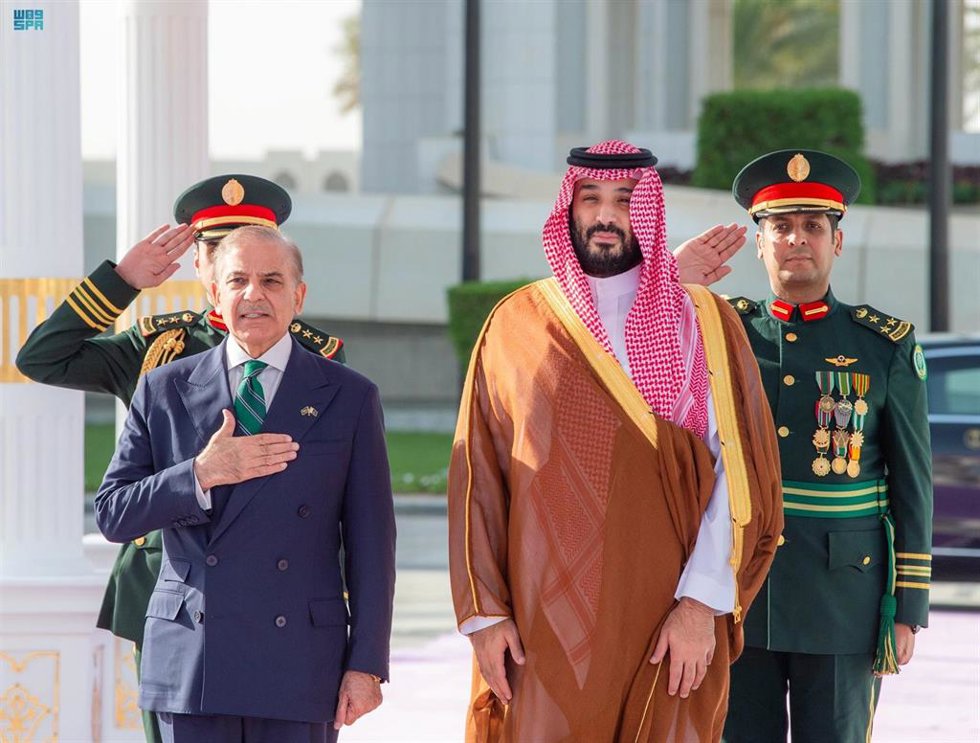 El primer ministro de Pakistán, Shehbaz Sharif, y el príncipe heredero de Arabia Saudí, Mohamed bin Salmán, en Riad, para la firma del acuerdo de seguridad mutuo.