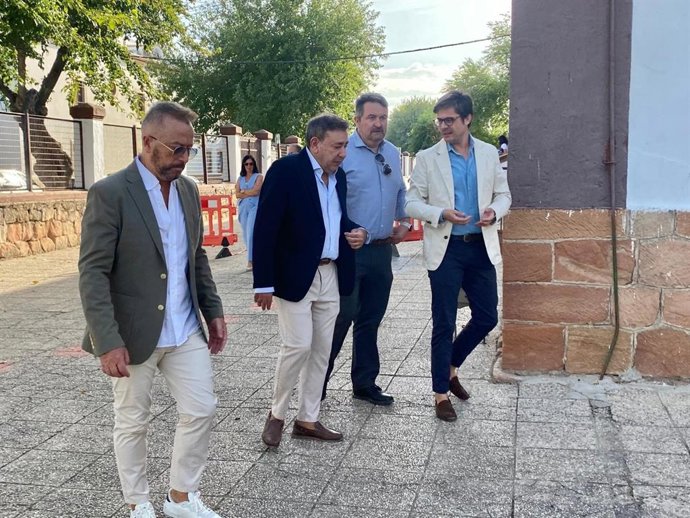 Diego Copé (dcha.), durante su visita al el CEIP Poeta Molleja de Villa del Río.