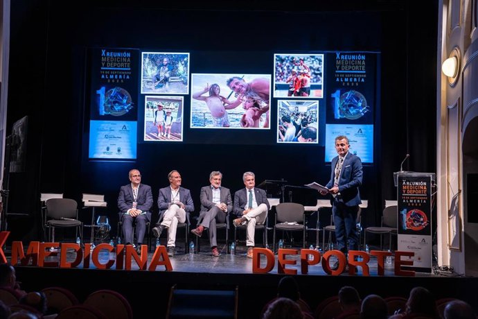 Participantes en la X Reunión Medicina y Deporte, celebrada en el Teatro Apolo de Almería.