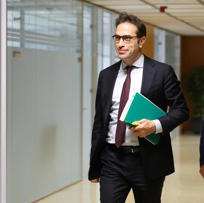 Archivo - El ministro de Economía, Comercio y Empresa, Carlos Cuerpo, mantiene una reunión con las patronales de las entidades bancarias y cajas de ahorro, las asociaciones de mayores y usuarios financieros, así como con el Defensor del Pueblo y la subgob