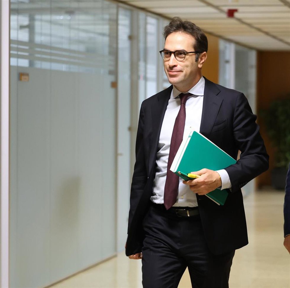 Archivo - El ministro de Economía, Comercio y Empresa, Carlos Cuerpo, mantiene una reunión con las patronales de las entidades bancarias y cajas de ahorro, las asociaciones de mayores y usuarios financieros, así como con el Defensor del Pueblo y la subg