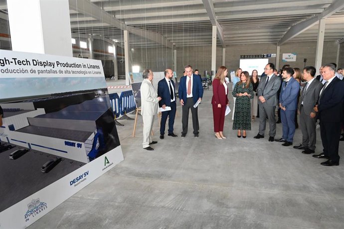 Asistentes a la ceremonia del 'Top off' de la nave de Desay en Linares.