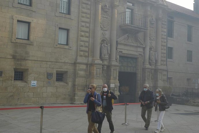Varias personas con mascarillas en las inmediaciones del Monasterio de Santo Estevo, a 19 de septiembre de 2025, en Ribas de Sil, Ourense, Galicia (España).  