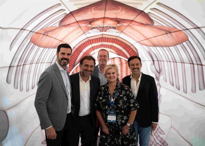 El presidente del Grupo Loro Parque, Christoph Kiessling (c), en la inauguración de la exposición itinerante sobre cetáceos