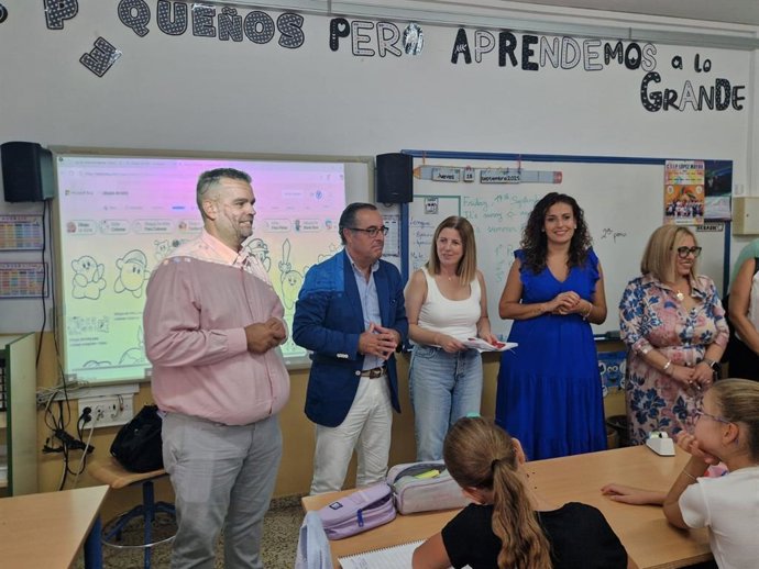 El delegado de Desarrollo Educativo de la Junta de Andalucía en Mälaga, Miguel Briones, la jefa de Servicio de Planificación y Escolarización, Eva Sánchez,  y el primer teniente de alcalde de Villanueva del trabuco, Juan Alejandro Pascual.