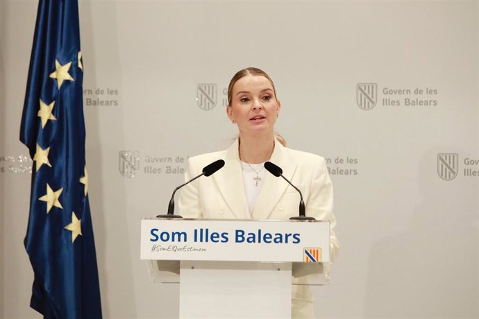 Archivo - La presidenta del Govern, Marga Prohens, durante una rueda de prensa. Archivo.