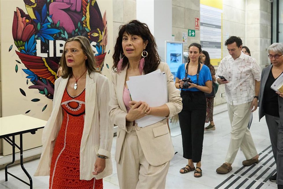 Archivo - La ministra de Igualdad, Ana Redondo (d), junto a la delegada del Gobierno contra la Violencia de Género, Carmen Martínez Perza (i).