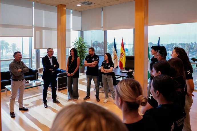 El presidente de la Diputación ha deseado buena suerte a la presidenta, María José Moreno, y a las jugadoras de cara a la nueva campaña, en la que las 'panteras' volverán a llevar el nombre de la provincia de Málaga por toda España y por Europa.