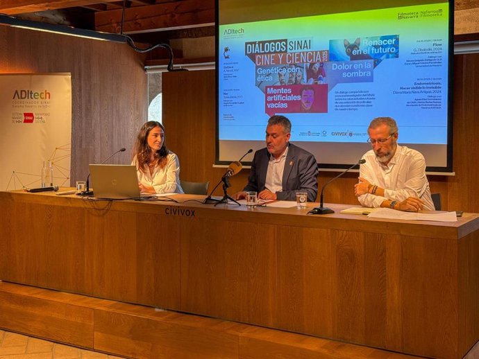 De izda a dcha: Carlota Cortés, el consejero García y Alberto Cañada.