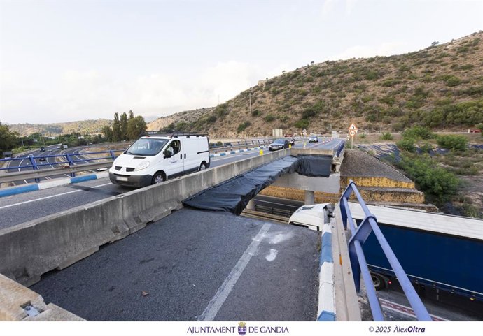 Restablida la circulació en els dos sentits de la N-332 a Gandia després de l'accident del camió