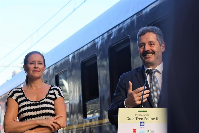 La consejera de Familia, Juventud y Asuntos Sociales de la Comunidad de Madrid, Ana Dávila, y de Cultura, Turismo y Deporte, Mariano De Paco Serrano, la presentación de una guía de lectura fácil destinada a personas con discapacidad.