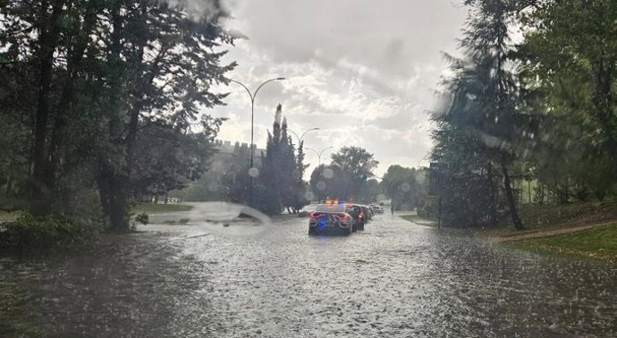 Imagen de una de las calles cortadas en Valladolid por la gran tormenta de este viernes