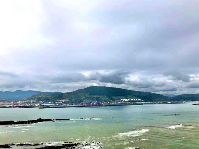 Nubes sobre el monte Serantes (Bizkaia)