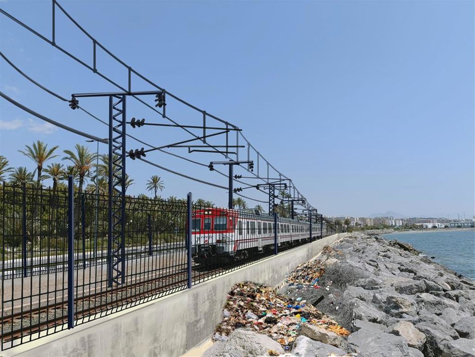 Archivo - Imagen de un tren a su paso por la costa en Alicante