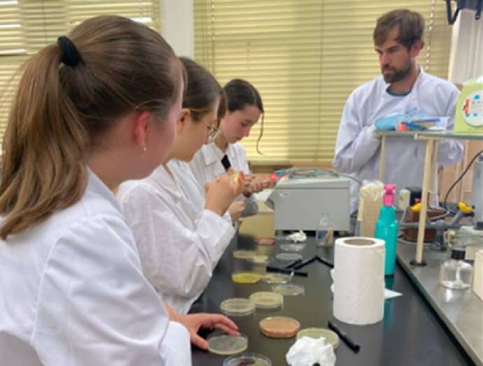 Preparación del taller 'Superbacterias: la pandemia silenciosa' que se desarrollará en el marco de la iniciativa 'Caravana Biometac' de la ULE.