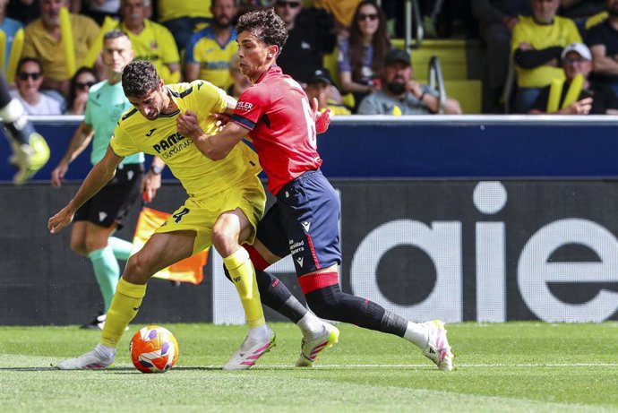 Archivo - Alfonso Pedraza y Lucas Torró en el Villarreal-Osasuna de la temporada pasada en La Cerámica