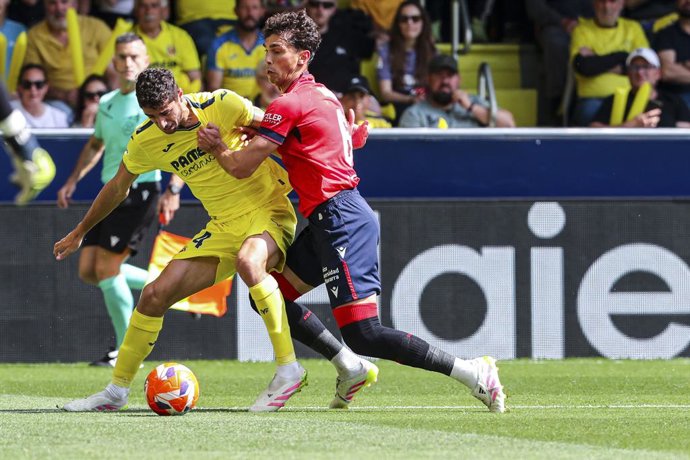 Archivo - Alfonso Pedraza of Villarreal CF and Lucas Torro of Osasuna in action during the Spanish league, LaLiga EA Sports, football match played between Villarreal CF and CA Osasuna at La Ceramica stadium on May 3, 2025, in Villarreal, Spain.