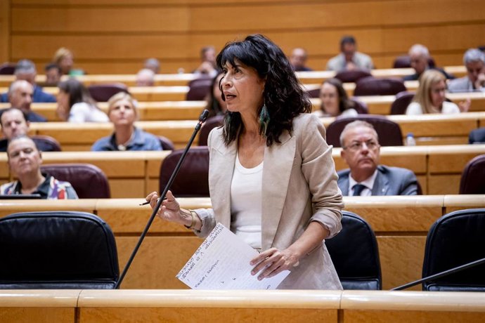 La ministra de Igualdad, Ana Redondo, interviene durante una sesión de control al Gobierno, en el Senado.