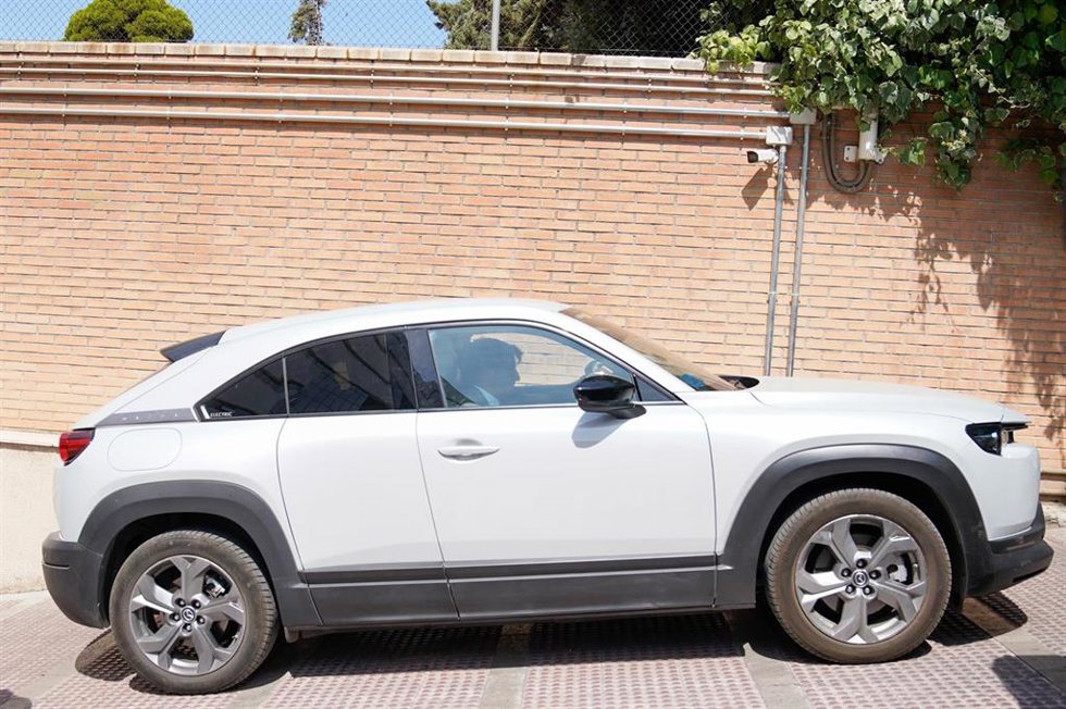 Archivo - Salida del coche con Francesco Arcuri y el hijo menor del italiano y Juana Rivas de los juzgados de Caleta, el pasado julio