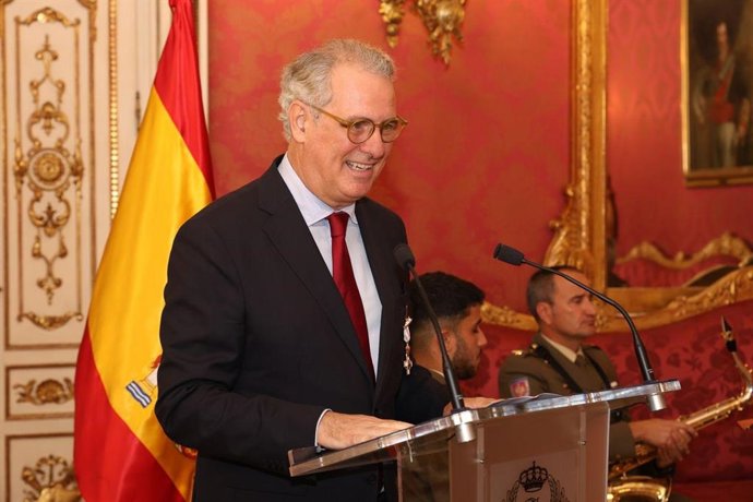 L'exdirector de Fira València Jorge Fombellida en l'acte de la seua condecoració