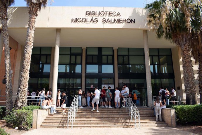 Archivo - Entrada principal de la Biblioteca Universitaria Nicolás Salmerón, en el campus de la Universidad de Almería.