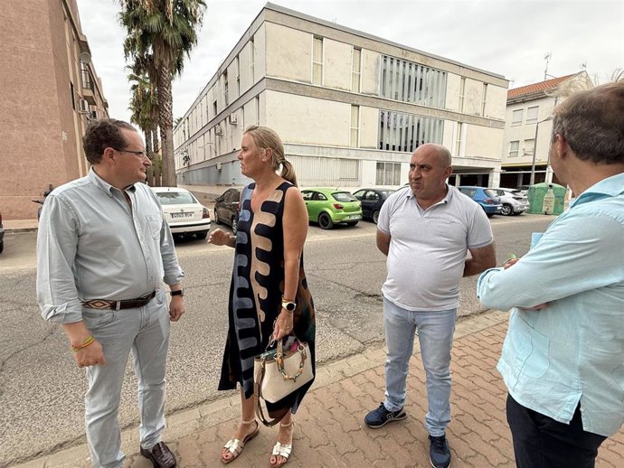 El diputado nacional de Vox por Córdoba, José Ramírez del Río, y la coordinadora local de la formación en Palma de Río, Asunción Pacheco, con vecinos del municipio.