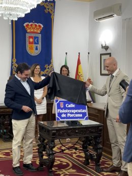 Descubrimiento de la placa de la calle Fisioterapeutas de Porcuna