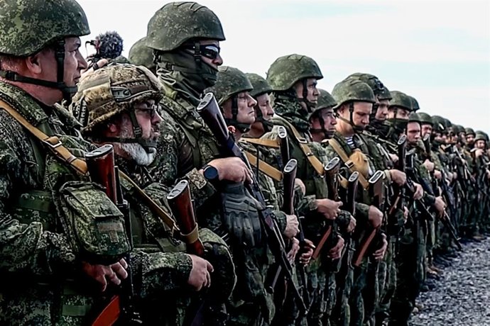 RÚSSIA, REGIÃO DE KALININGRADO - 16 DE SETEMBRO DE 2025: Esta captura de tela de vídeo mostra militares da reserva de mobilização do Exército russo participando de um exercício realizado como parte do exercício militar conjunto russo-bielorrusso West 2025