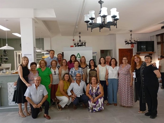 La delegada territorial de Inclusión Social inaugura la cafetería del CPA de Lebrija.