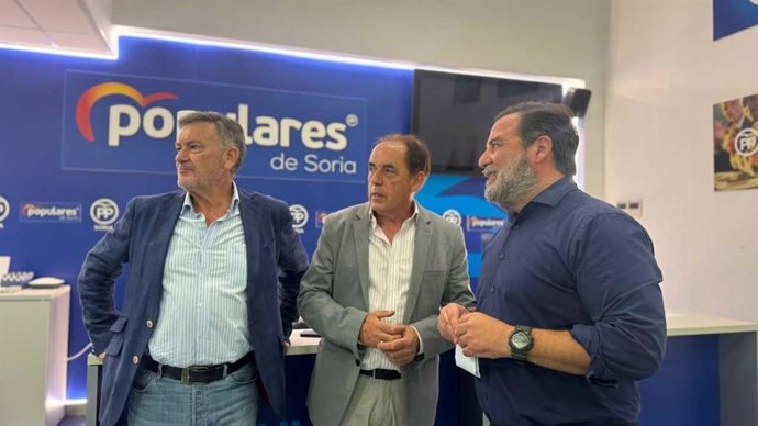 De izda a dcha, Vázquez y Serrano junto al coordinador de campañas del PP en Soria, Octavio Palacios.