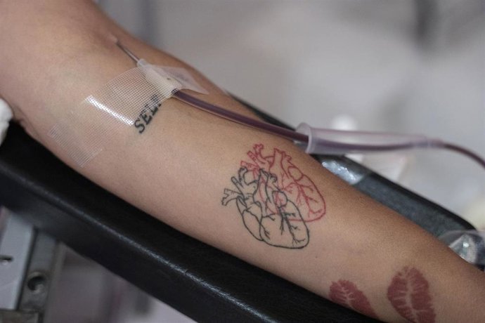 Archivo - Una persona donando sangre. Imagen de archivo.