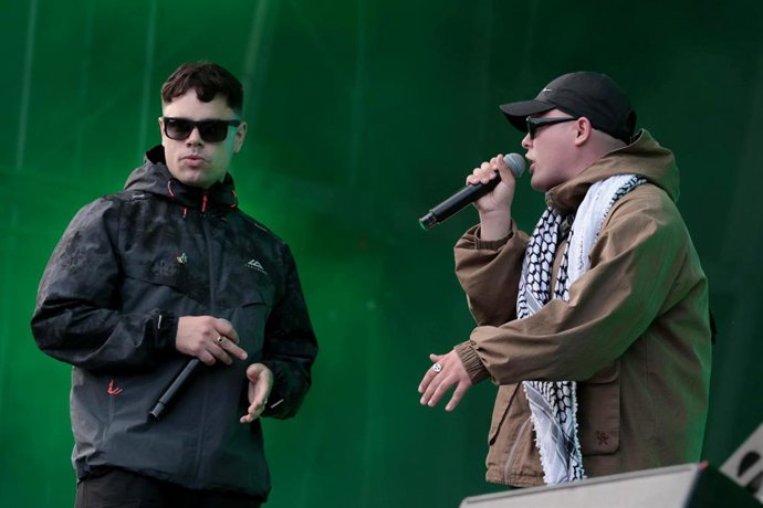 29 de agosto de 2025, Reino Unido, Belfast: Moglai Bap e Mo Chara, do Kneecap, se apresentam no palco do festival de música Belfast Vital. Foto: Liam Mcburney/PA Wire/dpa