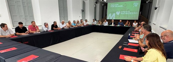 Reunión para la constitución del Consejo de Alcaldes y Alcaldesas del PSOE malagueño que coordinará el regidor de Álora, Francisco Martínez.