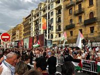 Manifestantes se concentran por Gaza ante el Kursaal antes de la gala de inauguración del Festival
