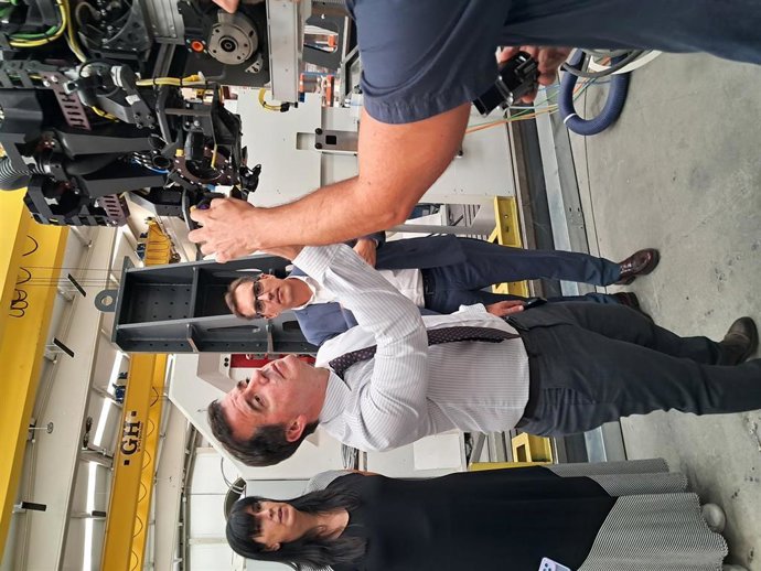 El consejero de Industria y de Transición Ecológica y Digital Empresarial, Mikel Irujo, en su visita a la empresa Loxin.