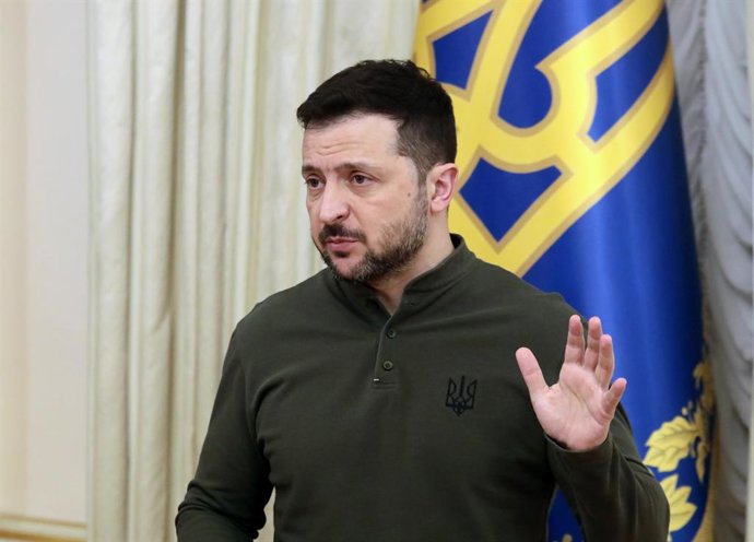 Archivo - February 10, 2025, Kyiv, Ukraine: KYIV, UKRAINE - FEBRUARY 10, 2025 - President of Ukraine Volodymyr Zelenskyy attends a joint briefing with President of the European Investment Bank Nadia Calvino, Kyiv, capital of Ukraine.,Image: 962076516, Lic