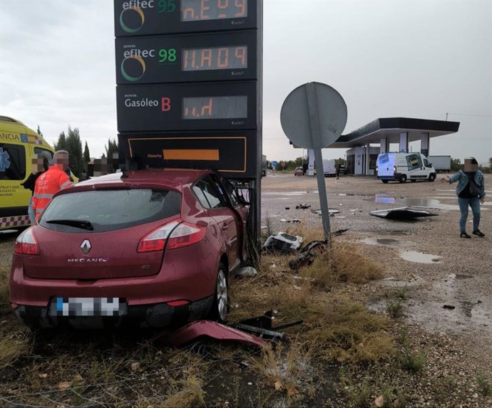 Dos heridos al chocar un turismo contra una señal en una gasolinera en Cubillas de Santa Marta (Valladolid)