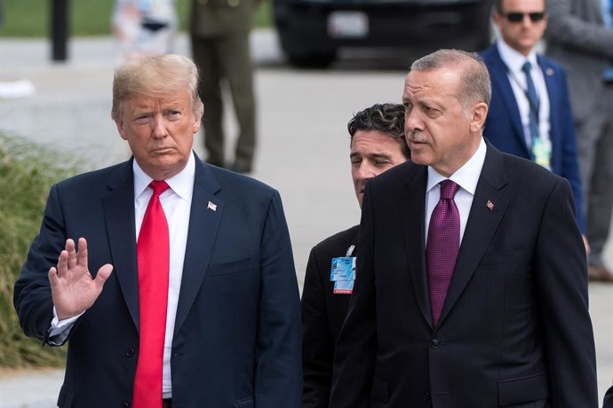 Archivo - FILED - 11 de julho de 2018, Bélgica, Bruxelas: O presidente dos EUA, Donald Trump (à esq.), e o presidente turco, Recep Tayyip Erdogan, chegam para um photocall durante a Cúpula da OTAN. O presidente dos Estados Unidos, Donald Trump, confirmou 