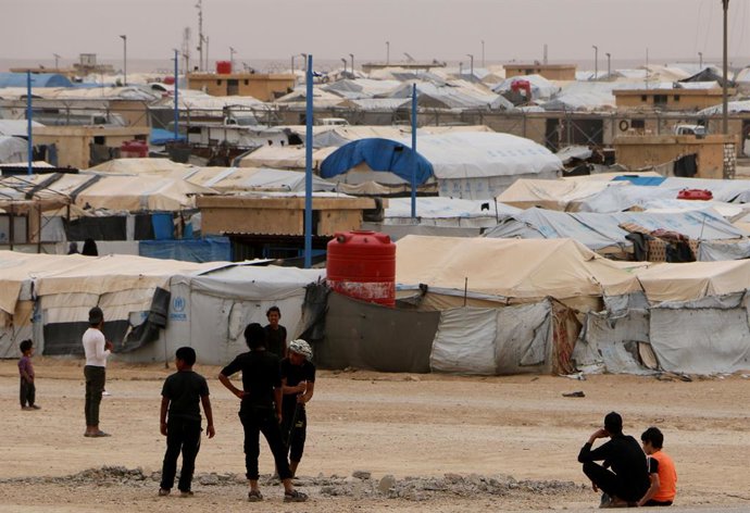 Archivo - HASAKAH, 29 de maio de 2023 -- Pessoas são vistas no campo de refugiados de al-Hol, na província de Hasakah, no nordeste da Síria, em 28 de maio de 2023.