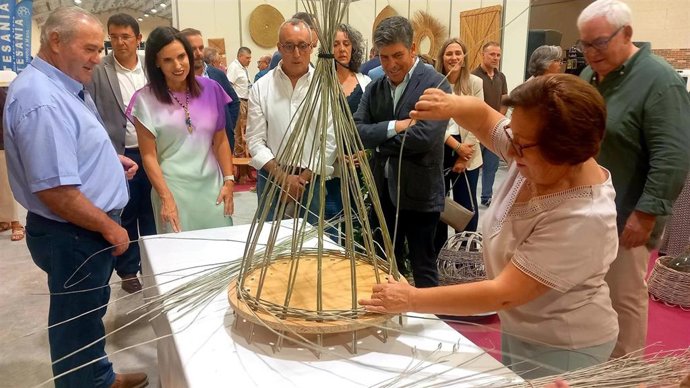 La delegada de Empleo,  M.Dolores Gálvez durante la visita a los stands.