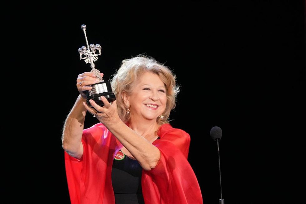 La productora Esther García recibe el Premio Donostia durante la gala inaugural de la 73 edición del Festival Internacional de Cine de San Sebastián, en el Teatro Victoria Eugenia, a 19 de septiembre de 2025, en San Sebastián, Guipúzcoa, País Vasco (Es