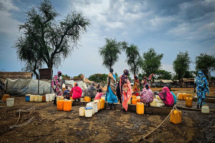 Archivo - KHARTOUM, Aug. 19, 2025  -- Displaced people wait to fetch water at a water station in Tawila, North Darfur, Sudan, Aug. 8, 2025.   As the World Humanitarian Day is marked across countries on Tuesday, the Middle East and North Africa remain mire