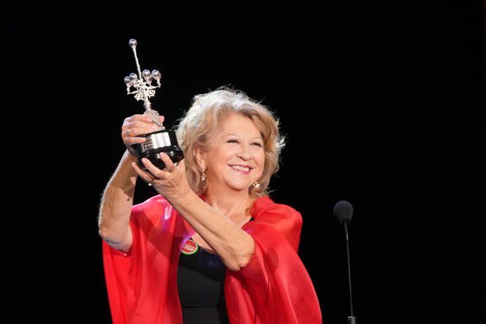La productora Esther García recibe el Premio Donostia durante la gala inaugural de la 73ª edición del Festival Internacional de Cine de San Sebastián, en el Teatro Victoria Eugenia, a 19 de septiembre de 2025, en San Sebastián, Guipúzcoa, País Vasco (Espa